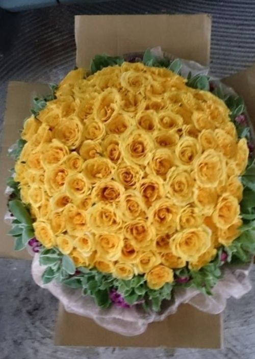 Distinct 100 Yellow Roses